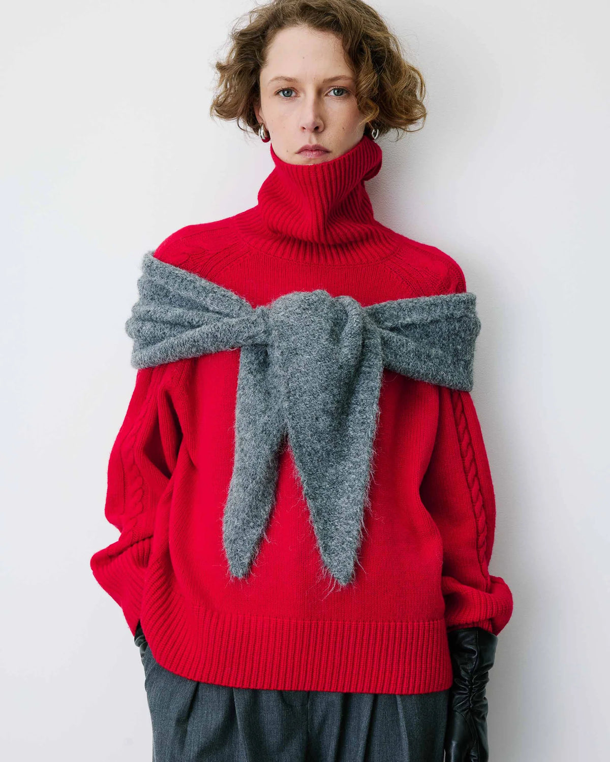 KNITTED TRIANGLE SCARF CHARCOAL BONNIE