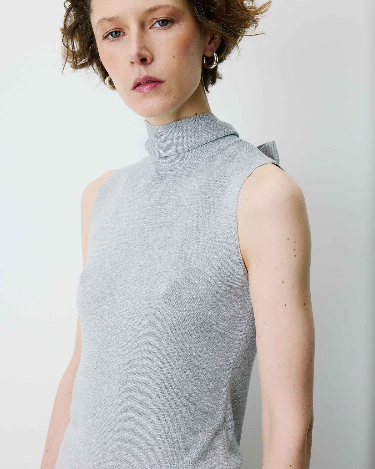 HIGH-NECK SLEEVELESS TOP SILVER BAILEY