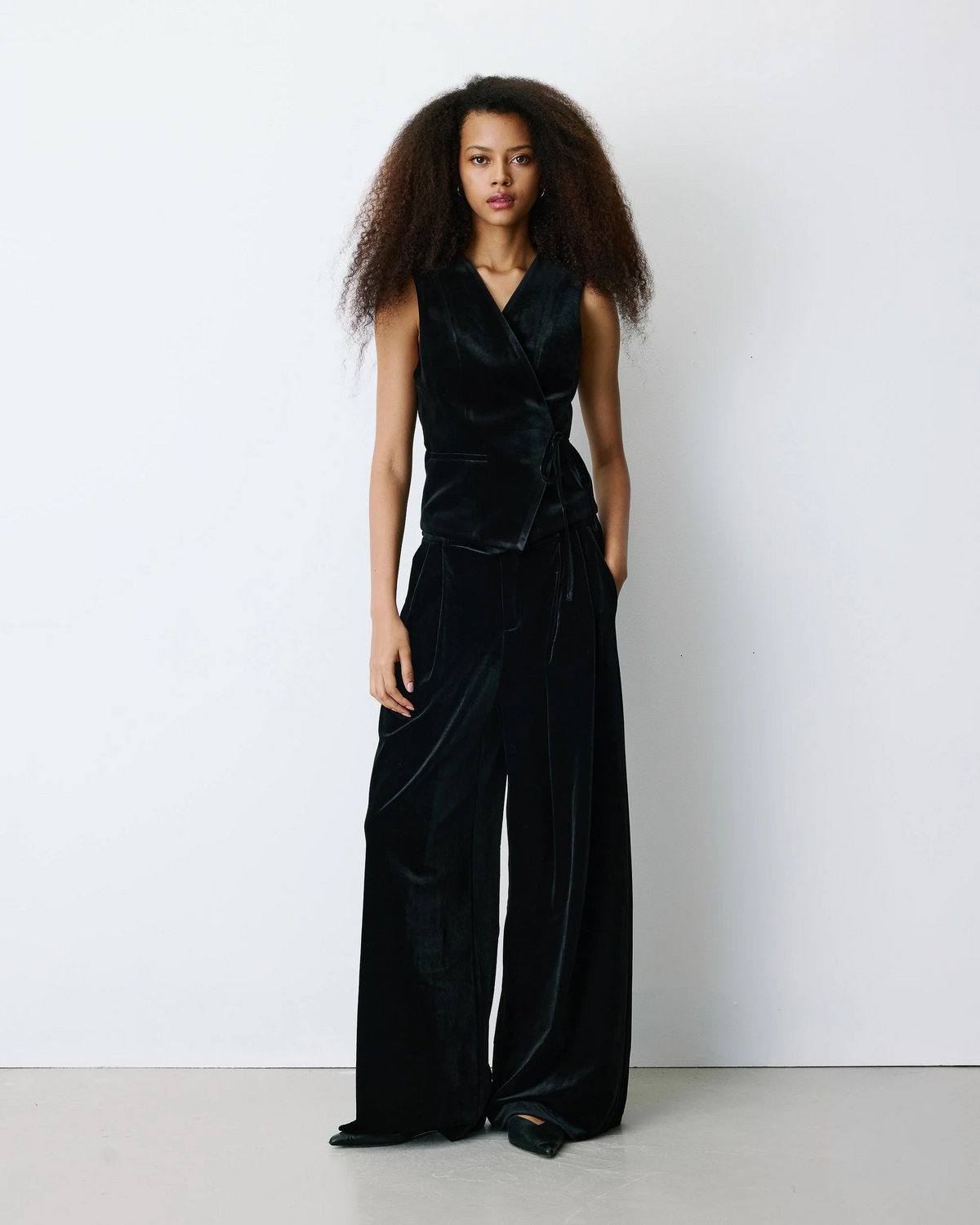 TIE-FRONT VELVET WAISTCOAT BLACK BENNY