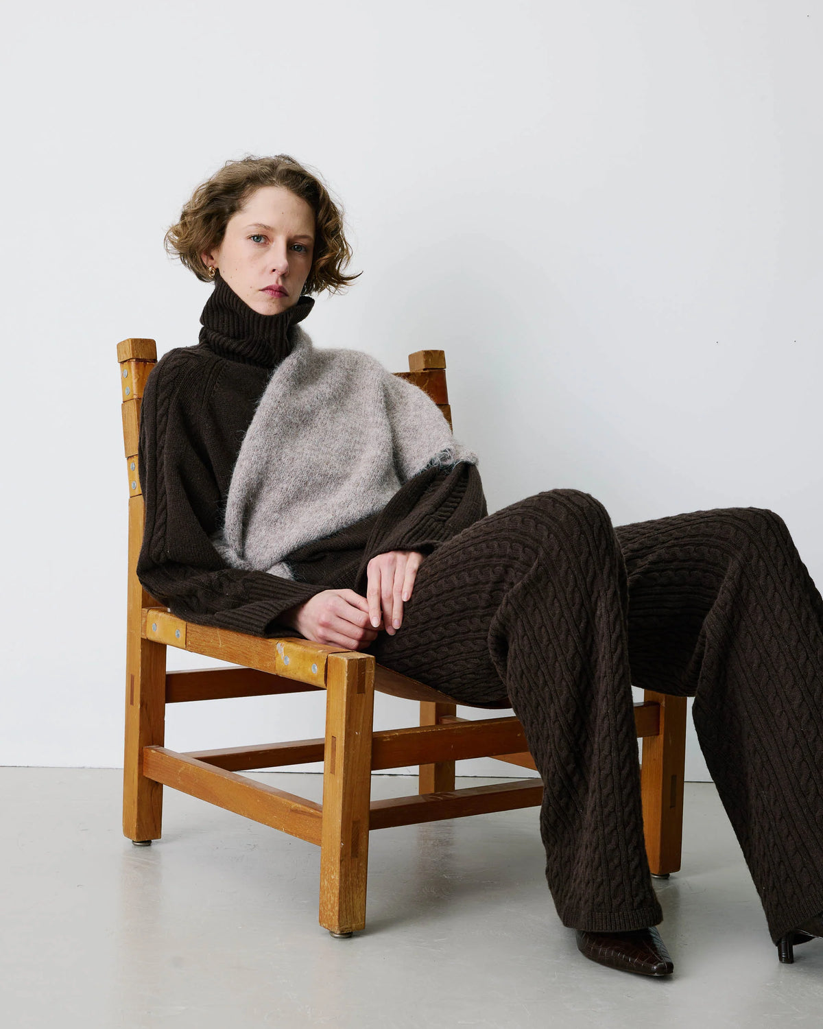 KNITTED TRIANGLE SCARF TAUPE BONNIE