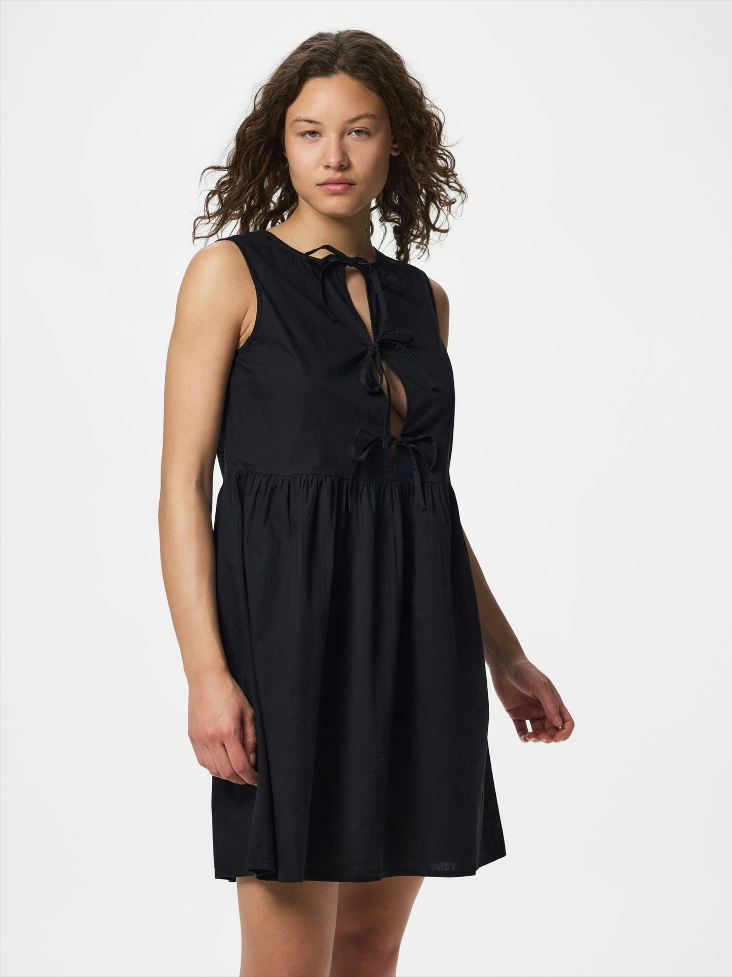 PCJOLLY TIE SHORT DRESS BLCK