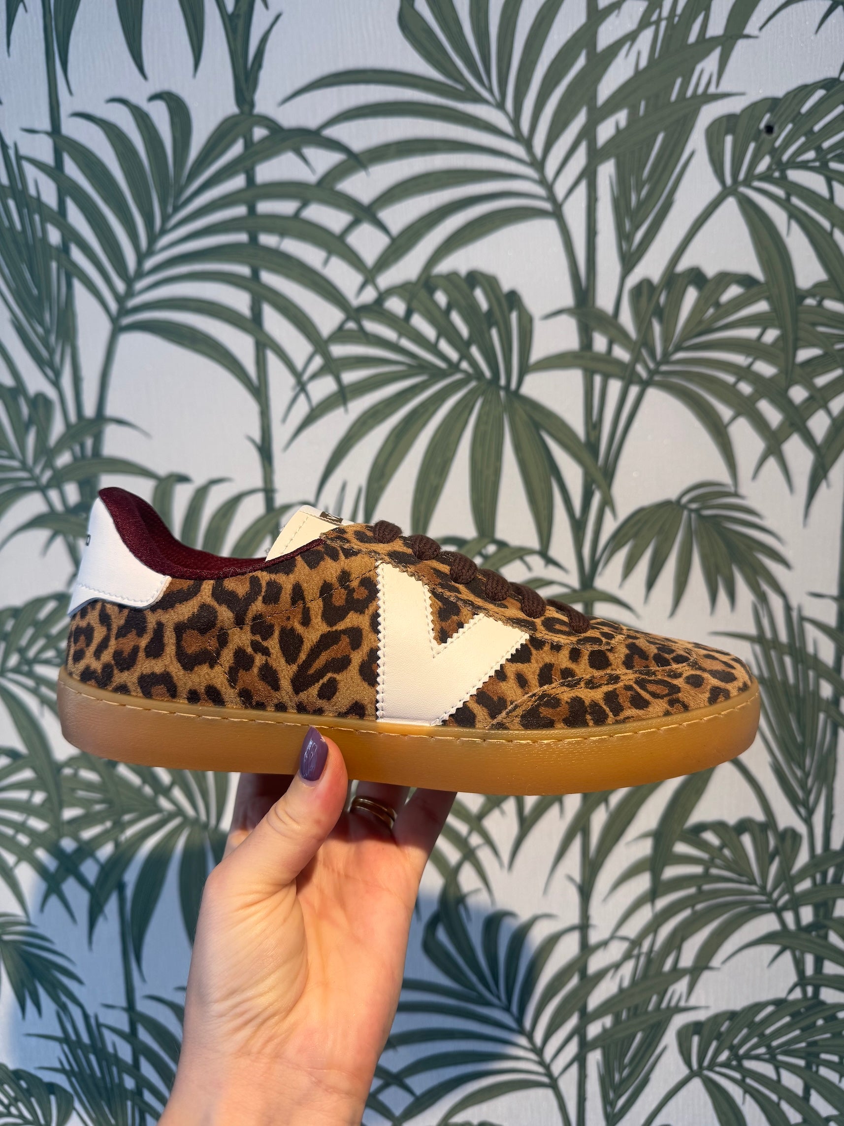 Victoria Trainers yn Siop Amdanat yn y Bala