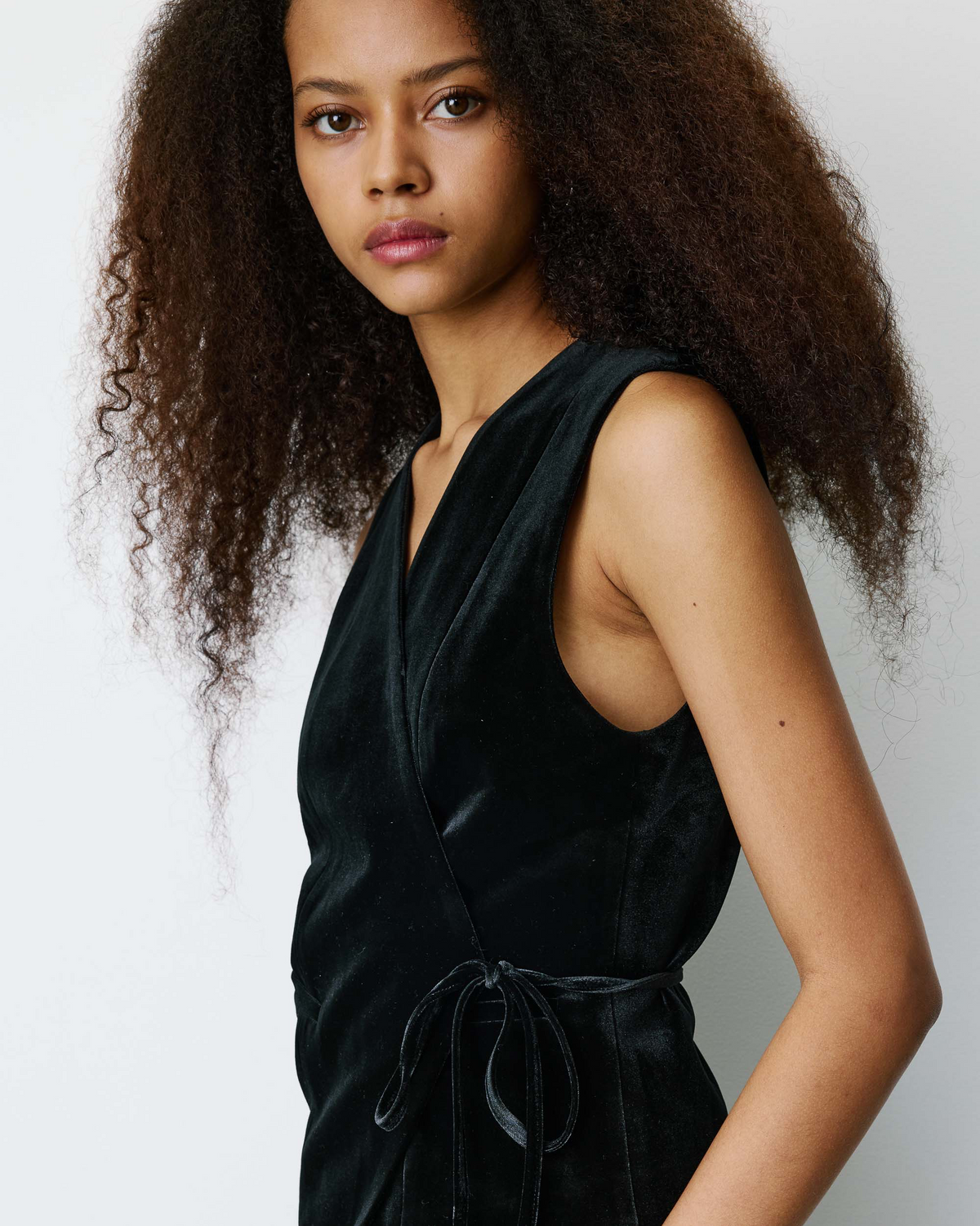 TIE-FRONT VELVET WAISTCOAT BLACK BENNY