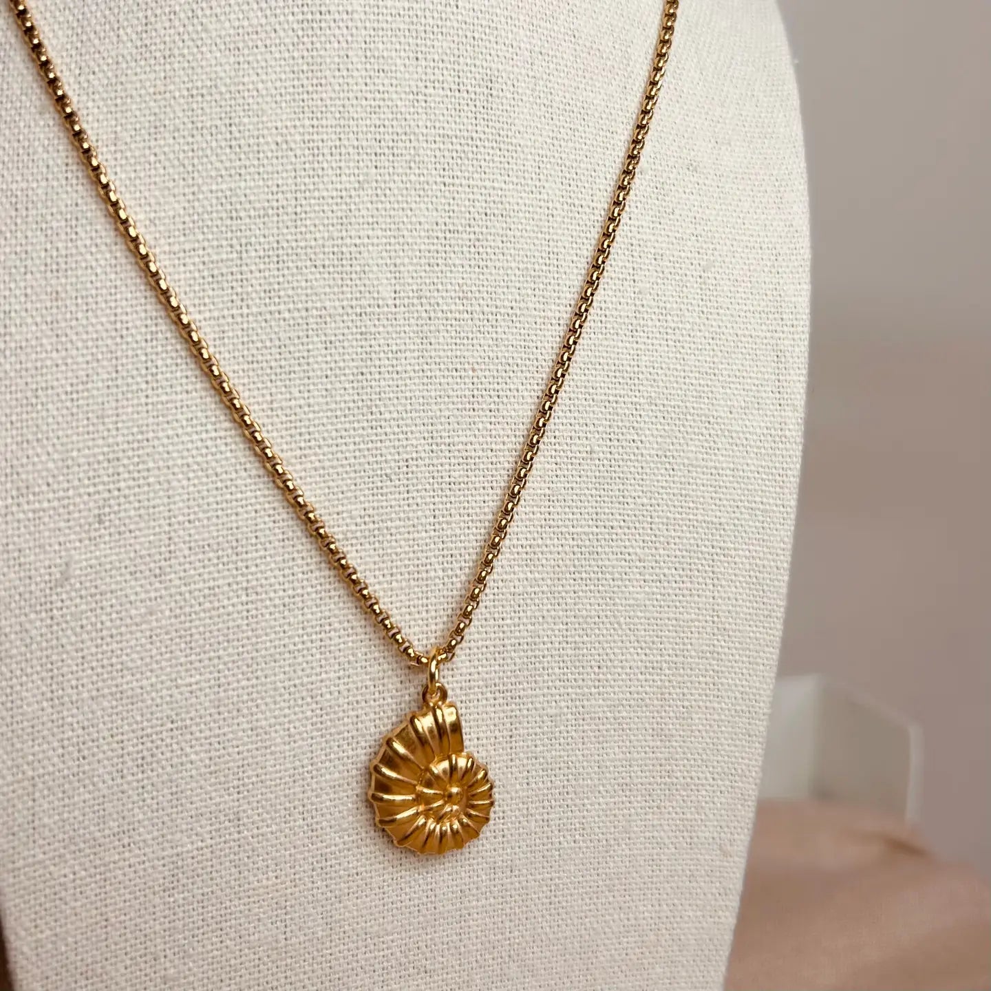 Everyday Shell Pendant Necklace